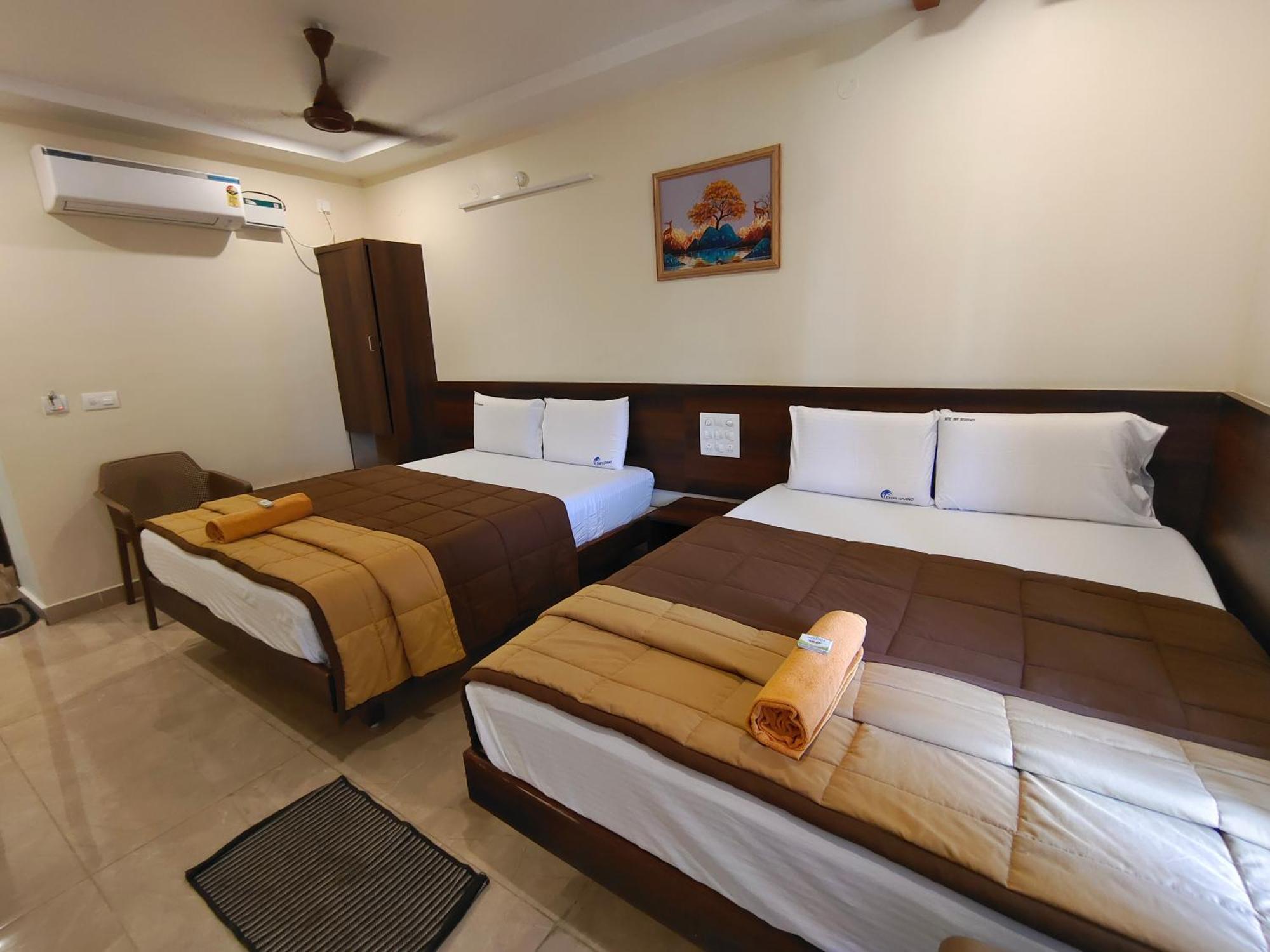 Hotel Dkr Grand Tirupati Bagian luar foto
