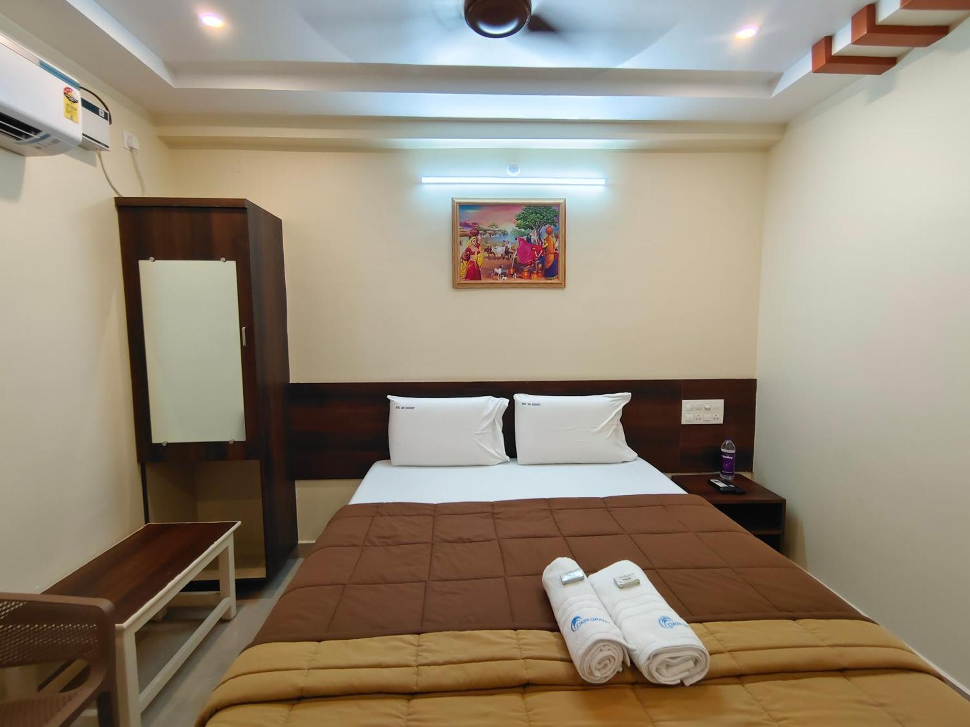 Hotel Dkr Grand Tirupati Bagian luar foto
