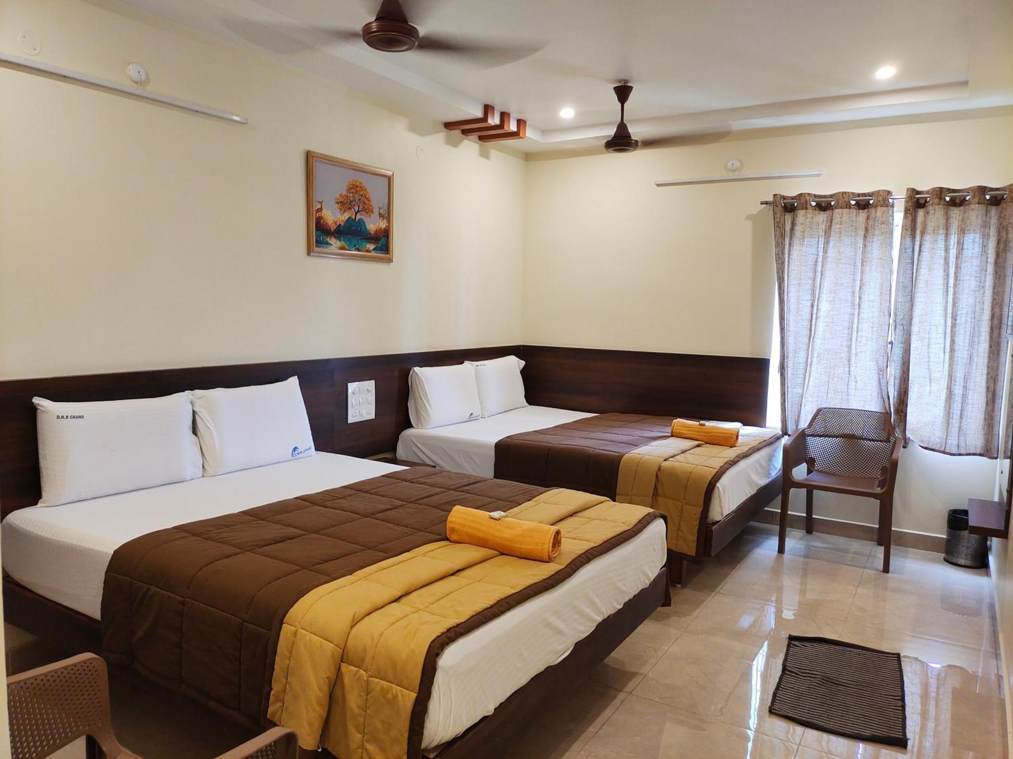 Hotel Dkr Grand Tirupati Bagian luar foto