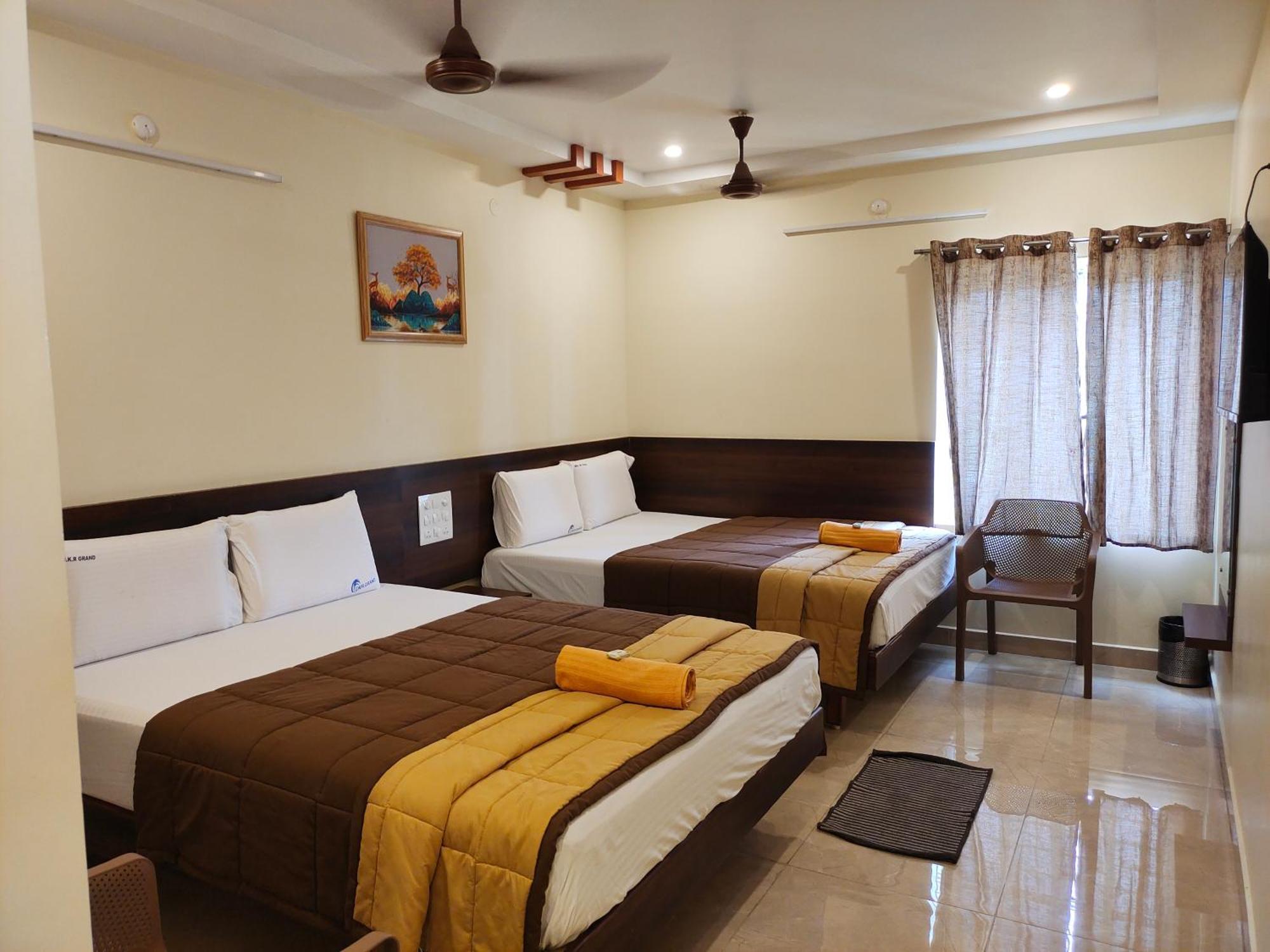 Hotel Dkr Grand Tirupati Bagian luar foto