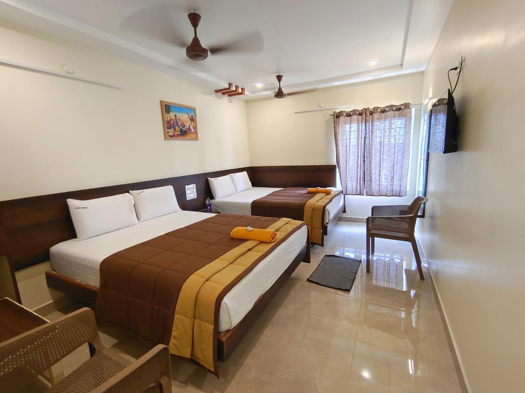 Hotel Dkr Grand Tirupati Bagian luar foto