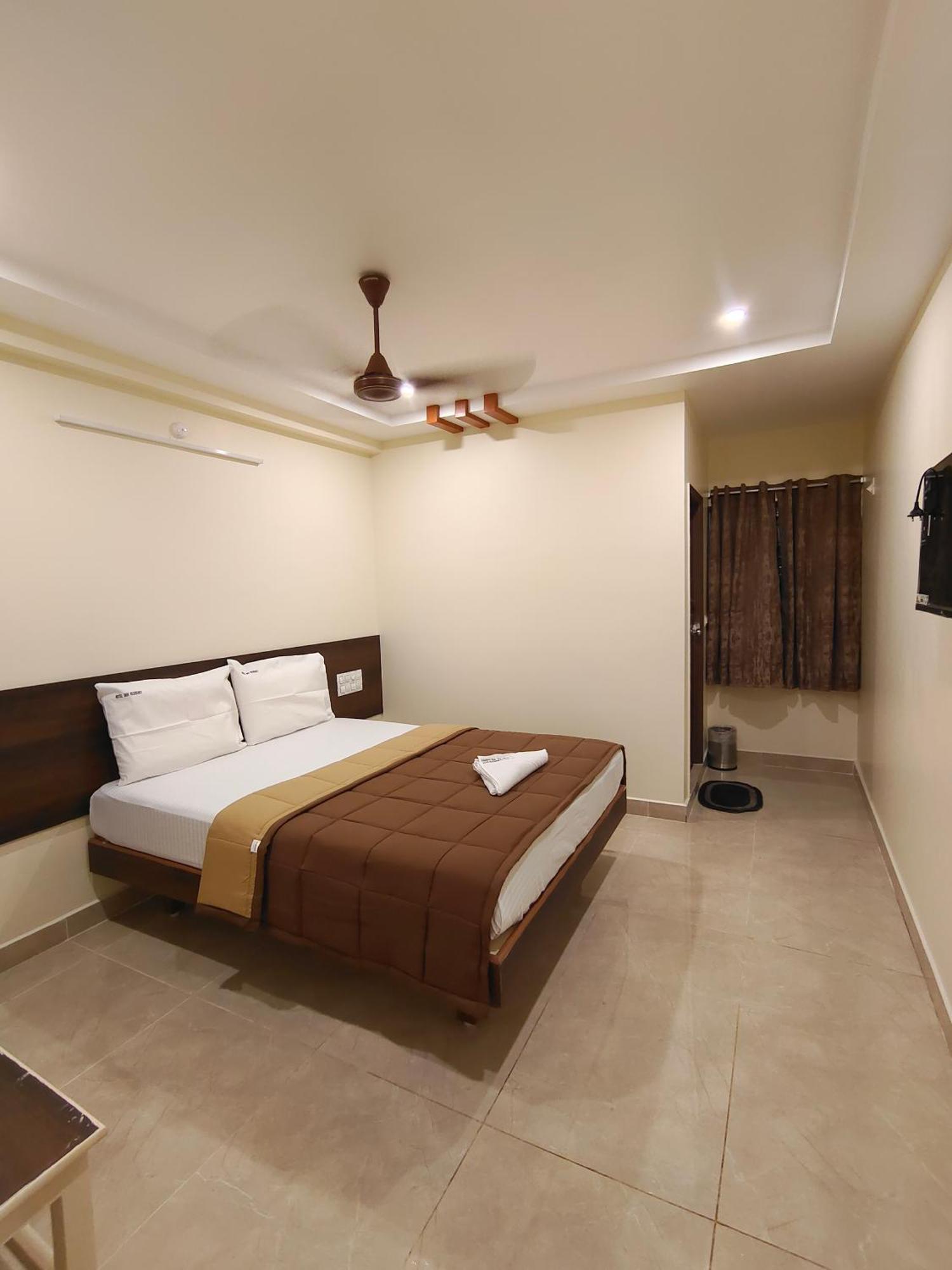 Hotel Dkr Grand Tirupati Bagian luar foto