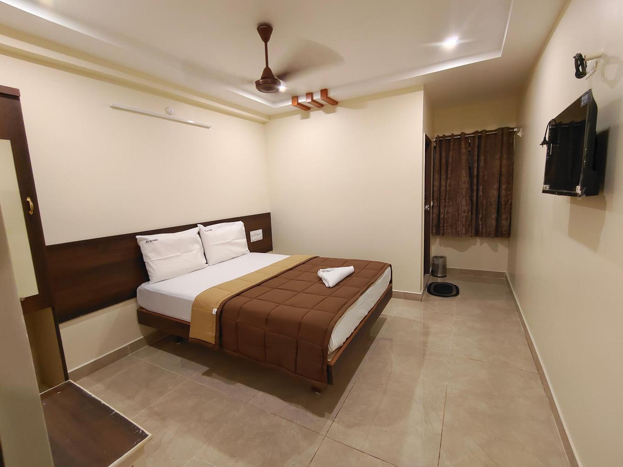 Hotel Dkr Grand Tirupati Bagian luar foto