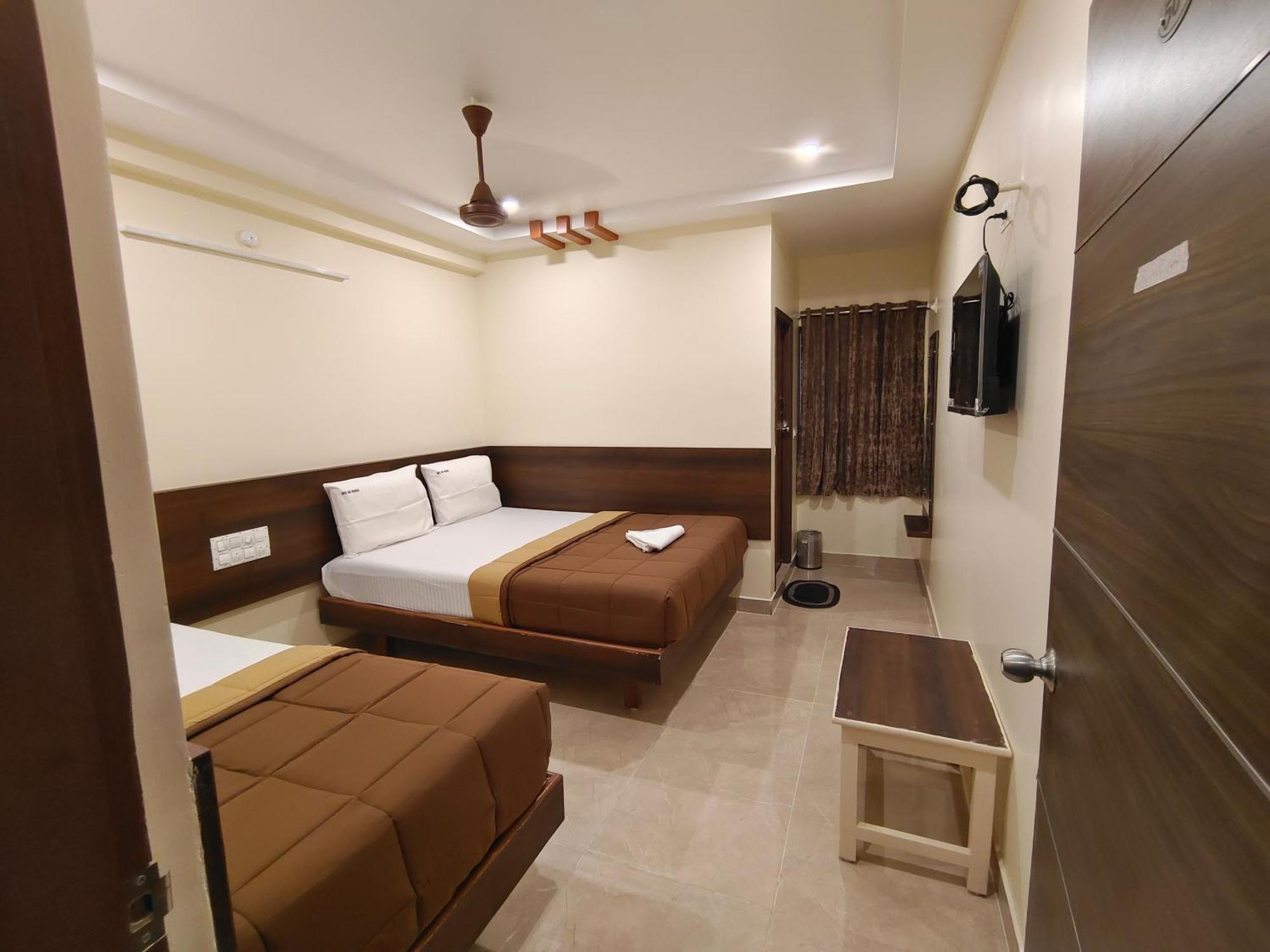 Hotel Dkr Grand Tirupati Bagian luar foto