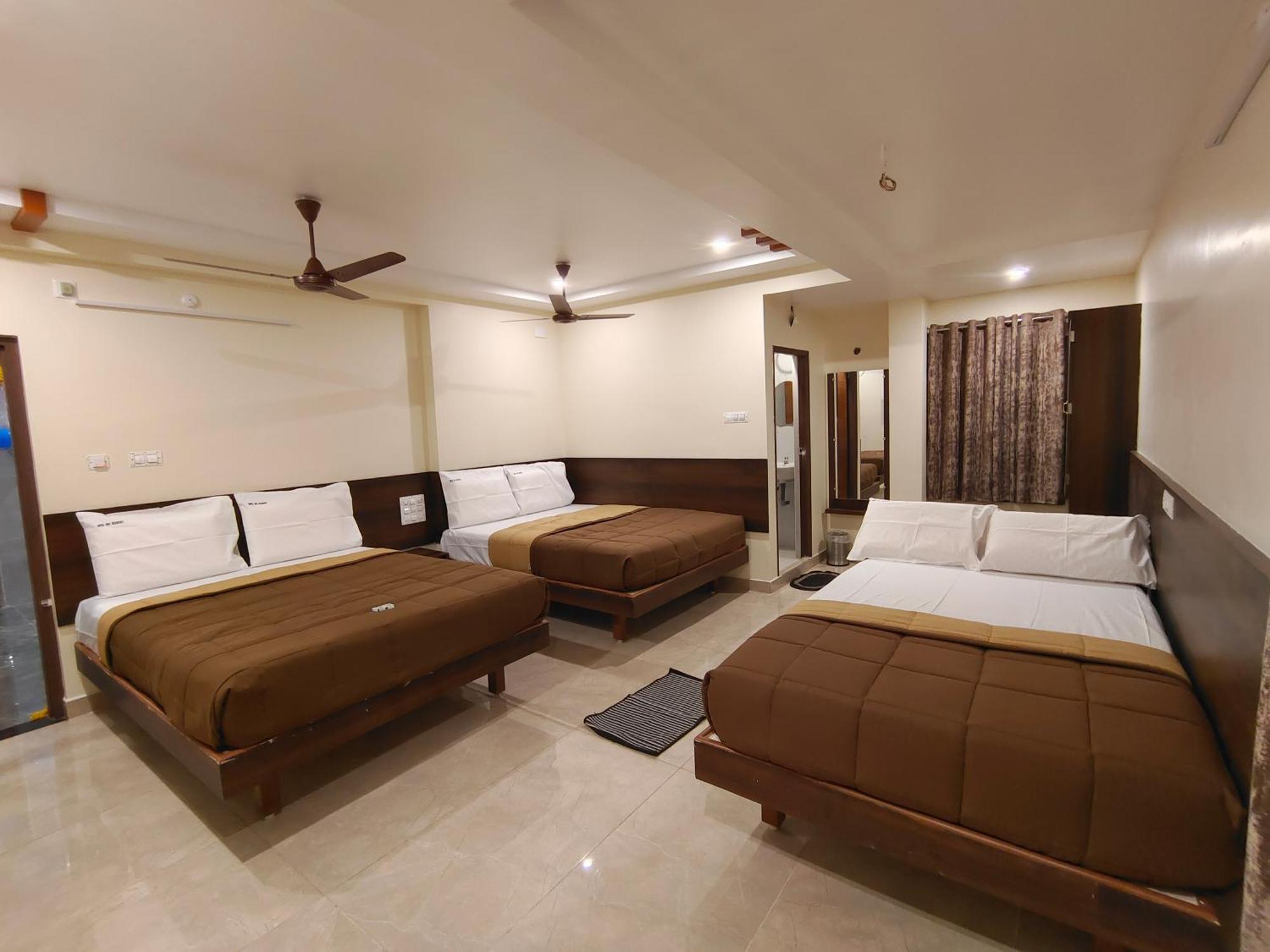 Hotel Dkr Grand Tirupati Bagian luar foto